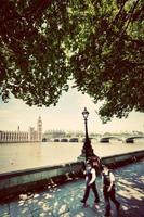 poliser mitt emot big ben i london, Storbritannien. vintage retrostil. foto