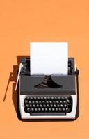 vintage skrivmaskin med en vit tom sida foto