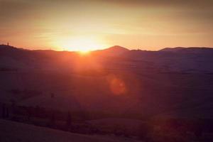 Toscana landskap vid soluppgången, Italien. toskanska kullar, solsken foto