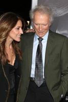 los angeles, 10 dec - cynthia ramirez, clint eastwood på the mule världspremiär på byteatern den 10 december 2018 i westwood, ca. foto