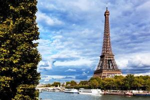 Eiffeltornet och Seine River, Paris, Frankrike foto