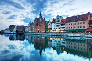 utsikt över gdansk gamla stan och floden motlawa, polen vid solnedgången foto