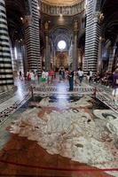 Italien, 2022 - interiör av siena katedralen, italiensk duomo di siena med mosaikgolv. Italien. foto