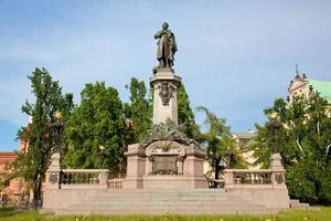 warszawa, Polen, 2022 - Adam mickiewicz monument i Warszawa, Polen foto