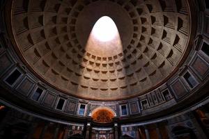 rom, Italien, 2022 - Pantheon, rom, Italien. ljus som skiner genom en oculus i taket foto