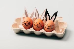 tre äggkaniner som står i en äggkartong. foto