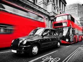 symboler för london, Storbritannien. röda bussar, svart taxi. svartvitt foto