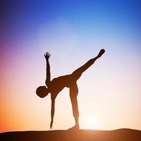 3D kvinna i halvmåne yoga pose som mediterar vid solnedgången. zen foto