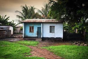 kenya, 2022 - fattigdom i södra kenya, hus i dåligt skick foto