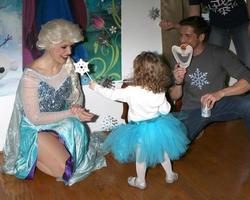 los angeles, 26 nov - elsa impersonator, amelie bailey, scott bailey på amelie baileys 2:a födelsedagsfest i privat bostad den 26 november 2017 i studio city, ca. foto