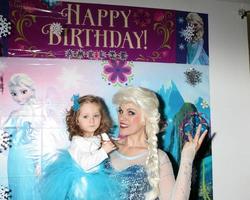 los angeles, 26 nov - elsa impersonator, amelie bailey på amelie baileys 2:a födelsedagsfest i privat bostad den 26 november 2017 i studio city, ca foto