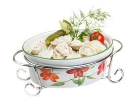 skål med traditionell rysk maträtt - pelmeni foto