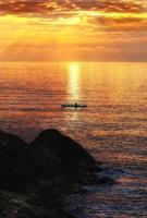 solnedgång kajakpaddling foto
