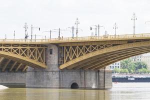 naturskön utsikt över den nyligen förnyade margitbron i budapest. foto