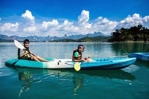 folk som kanotar på naturskön sjö på sommaren, Thailand foto