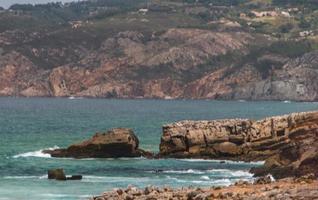 vågorna slåss om den öde klippiga kusten av Atlanten, Portugal foto