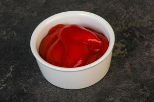 tomatketchup i skålen foto