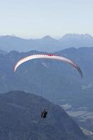 paraglider över österrikiska alper med karwanken utbud på bakgrund