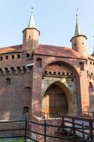 en port till krakow - den bäst bevarade barbicanen i Europa, Polen foto
