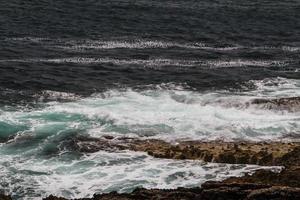 vågorna slåss om den öde klippiga kusten av Atlanten, Portugal foto