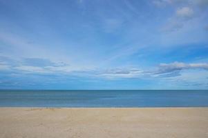 vacker strand och hav i blå himmel dag foto