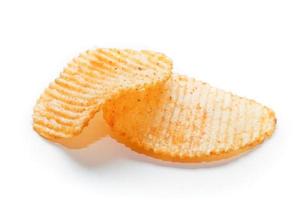 två kryddade potatischips på vit bakgrund foto