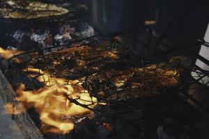 grillad fisk med kol till salu på gatumatmarknad eller restaurang i Indonesien foto