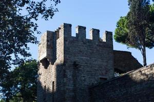 gamla muren och tornet i barcelona city foto