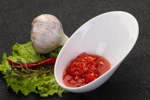 kryddig tomat- och vitlökssås foto