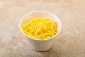 strimlad gul ost i skålen foto
