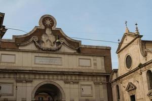 Rom, Italien. berömda porta del popolo stadsporten. foto