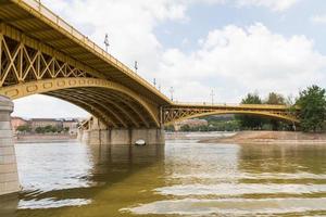 naturskön utsikt över den nyligen förnyade margitbron i budapest. foto