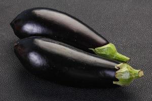 rå aubergine redo för matlagning foto