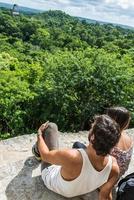 par som reser Guatemala, utsikt över regnskog och maya-ruiner.
