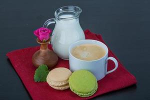 kaffe med macaroons och mjölk foto