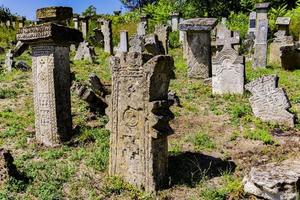 forntida rajac-kyrkogård nära rajac-byn i serbien foto
