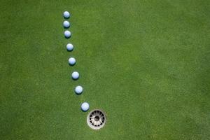 golf sätta gröna bollar foto