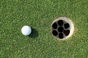 golfboll nära hålet