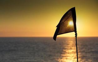 golfbana flagga silhuett i solnedgången foto