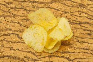 naturlig potatis saltade chips hög foto