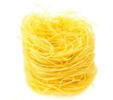 en del av tagliatelle italiensk pasta isolerad på vitt foto