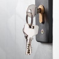 nycklar fastna i ett lås.