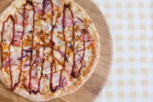hemlagad pizza med kyckling och bacon på en träskiva. foodphoto, ovanifrån foto