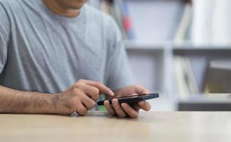 man använder smartphone på bordet, affärsidé smart telefon teknik konversation konferens. foto