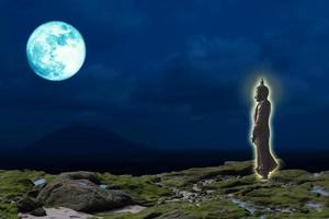 fullblå måne och buddha ser sju dagars stil på natthimlen foto