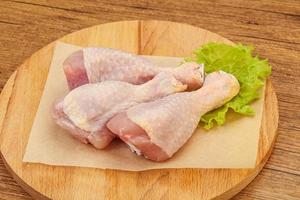 råa kycklingklubbor för matlagning foto