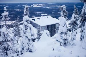 vackra livliga soliga skandinaviska vinterlandskap i skidorten foto
