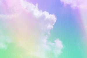 skönhet söt pastell grön blå färgglad med fluffiga moln på himlen. flerfärgad regnbågsbild. abstrakt fantasi växande ljus foto