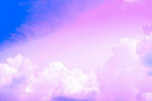 skönhet söt pastell mjuk violett blå med fluffiga moln på himlen. flerfärgad regnbågsbild. abstrakt fantasi växande ljus foto
