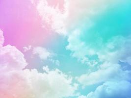 skönhet söt pastellblå rosa färgglad med fluffiga moln på himlen. flerfärgad regnbågsbild. abstrakt fantasi växande ljus foto